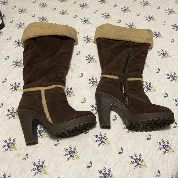 Size 8.5 - Picture 1 of 1